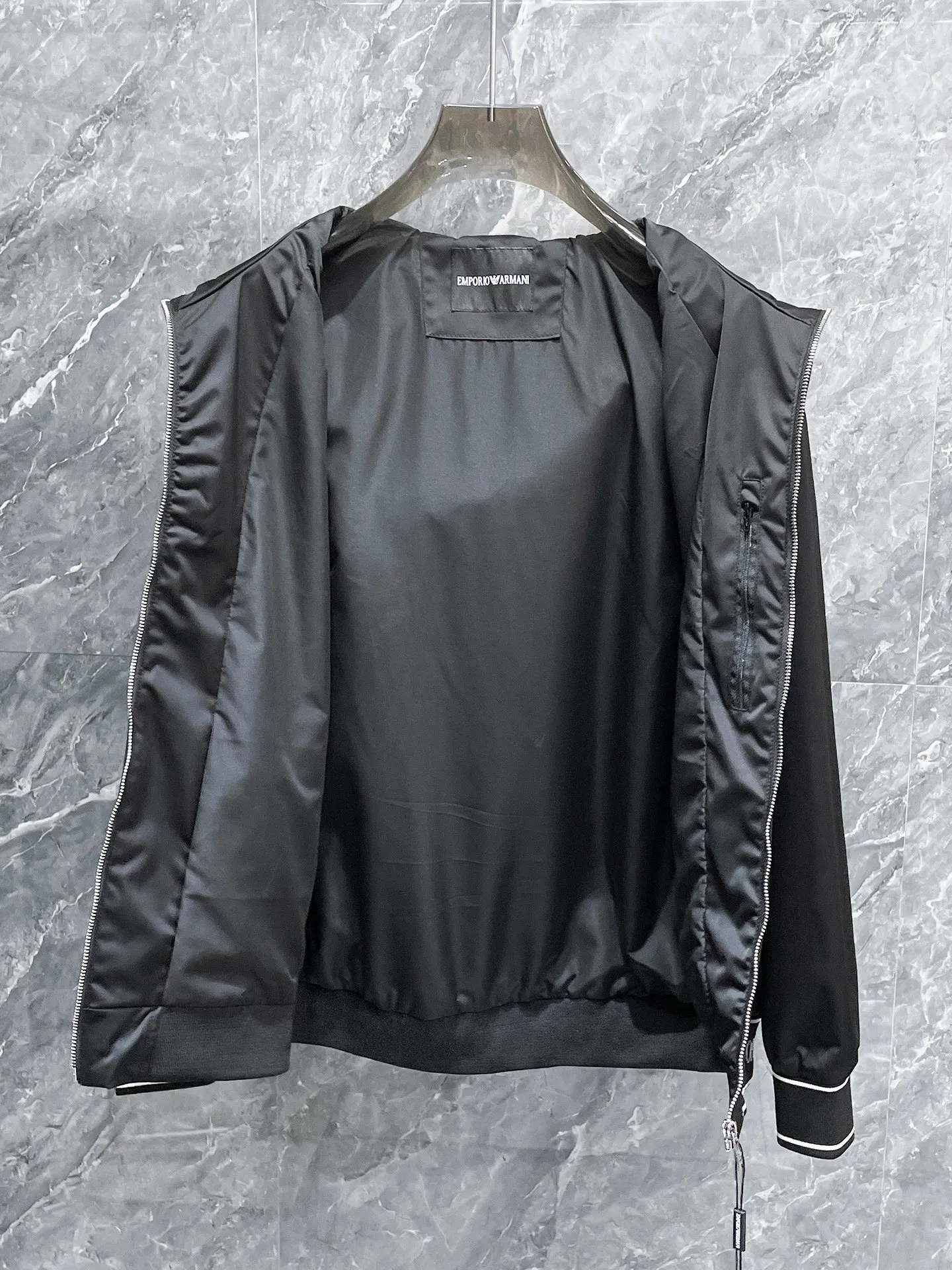 Armani official website Same Style, complete with three labels, on sale in advance. 2026 Autumn and Winter New Arrival men's jacket, Original with complete three labels, Premium version. Custom-made fabrics at the counter. Breathable, high comfort, impeccable details, brand element design concept, reflecting high quality. It feels delicate and soft, presents a casual cut, and has a great upper body shape. Sizes: M～3XL